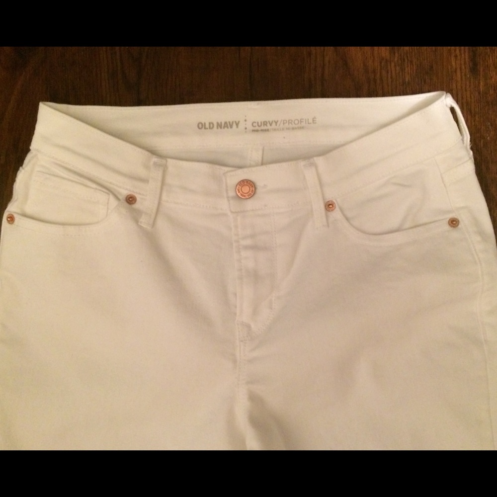*NEW WITHOUT TAGS* Old Navy White Jeans